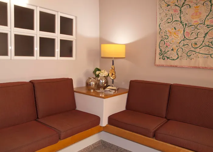 Rainha D. Amelia, Arts & Leisure